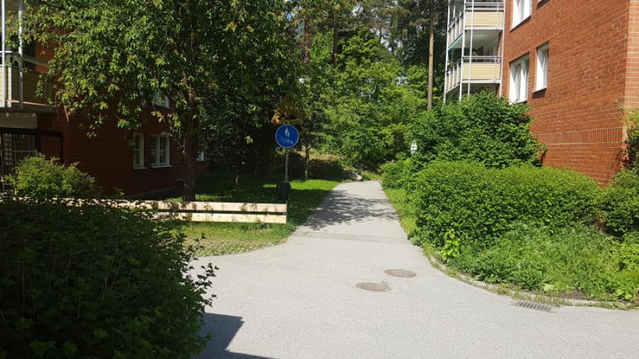 Gångväg till busshållplatsen, Martallsvägen, mellan Hugo Alfvéns väg 12 och 16.